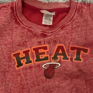 Miami Heat crewneck sweatshirt. COLOR red. SIZE Medium.
